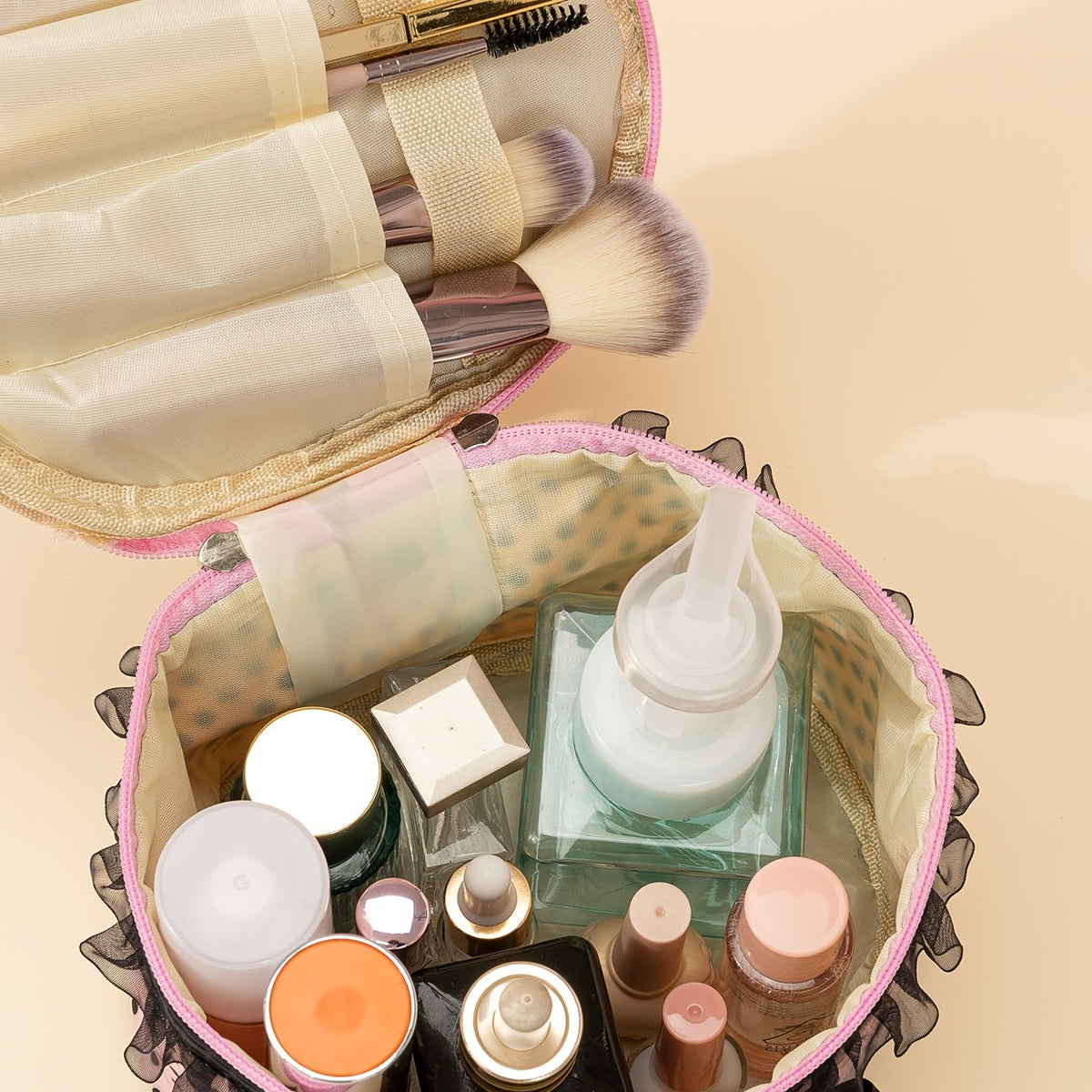 Stylish And Spacious Cosmetic Bag With Zipper And Dot Print - Perfect For Travel And Makeup Organization